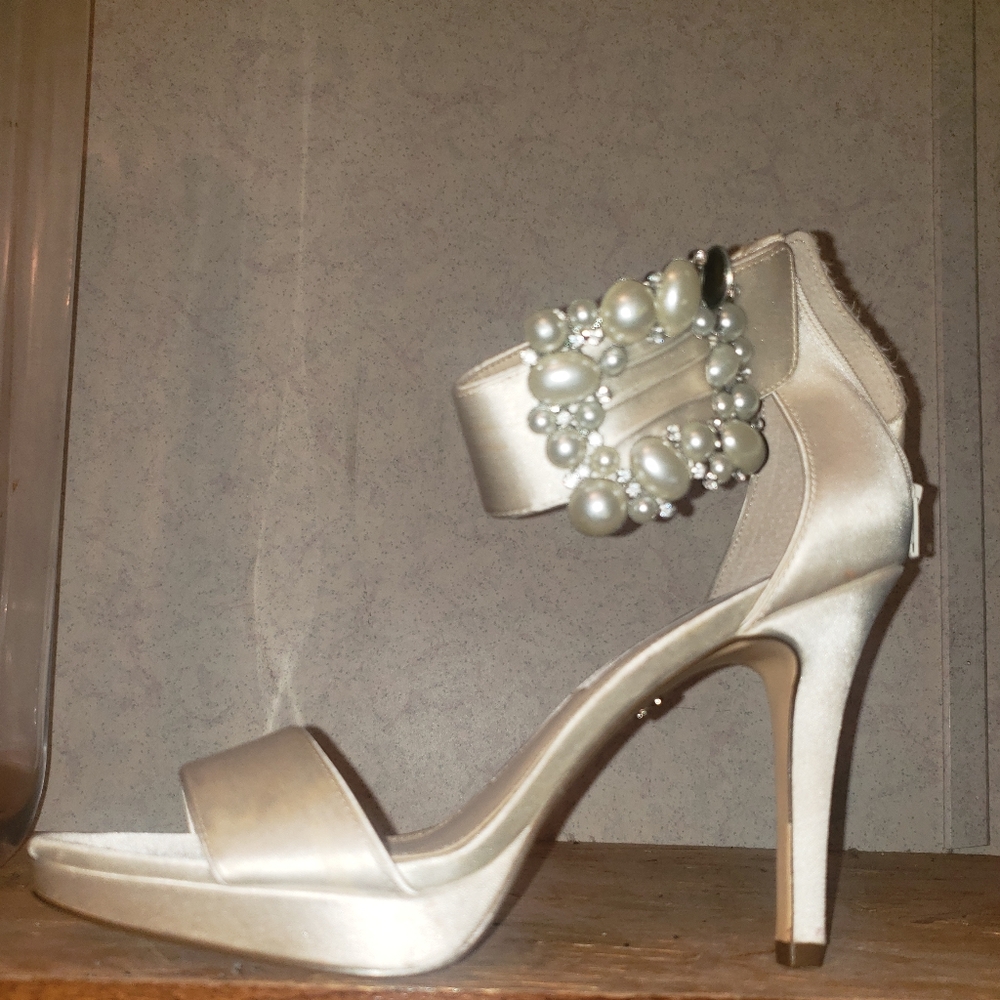Shoes. Cream color satin Nina pumps